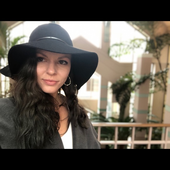 Meet your Posher, Claire - Picture 1 of 1